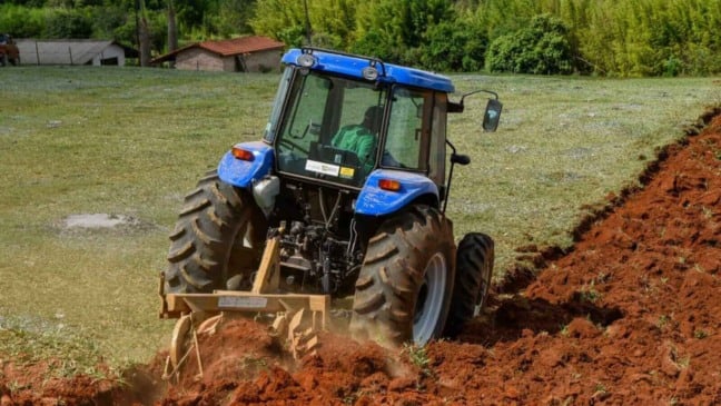 Trator em produção agrícola