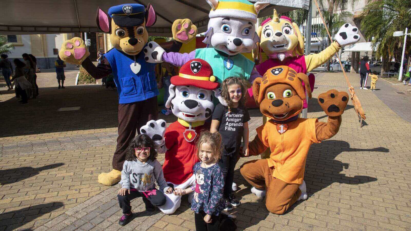 Personagens da Patrulha Canina com crianças