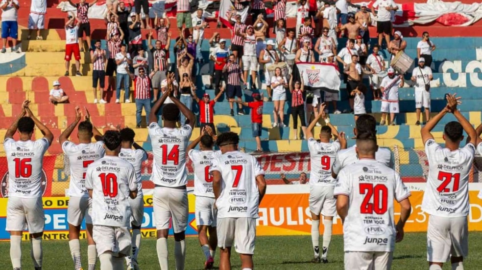 Paulista enfrenta Colorado em jogos decisivos na primeira quinzena de setembro. Jogadores entrando em campo.