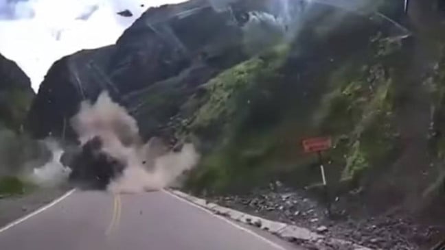 Pedras gigantes despencam de montanha e esmagam caminhões em estrada