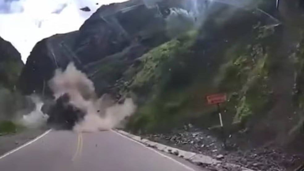 Pedras gigantes despencam de montanha e esmagam caminhões em estrada