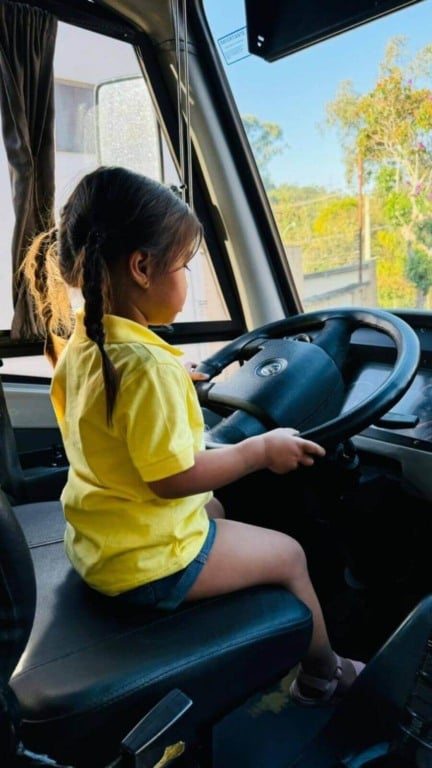 Menina dentro de ônibus de Jundiaí