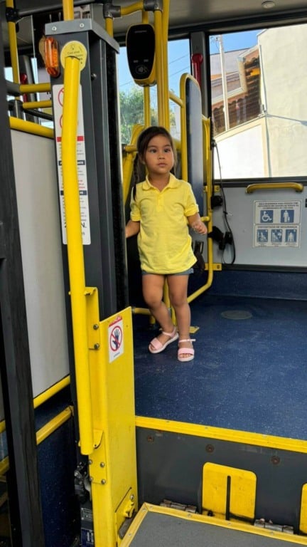 Menina dentro de ônibus de Jundiaí