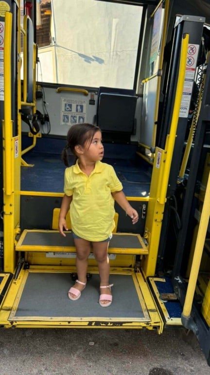 Menina dentro de ônibus de Jundiaí