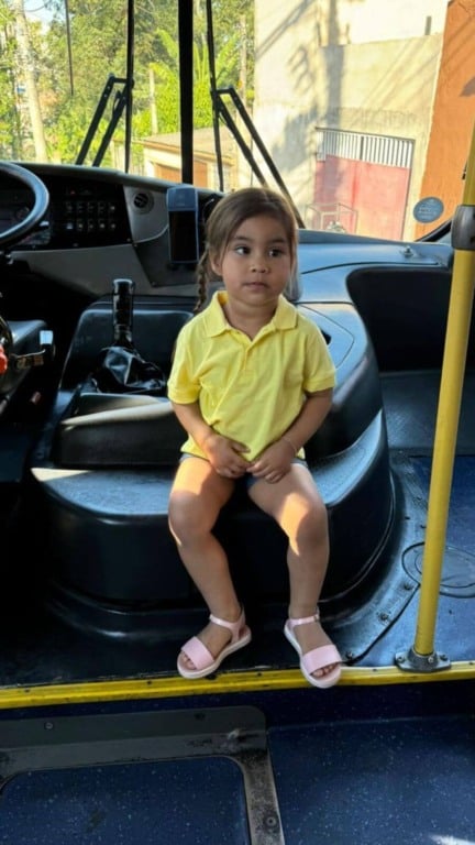 Menina dentro de ônibus de Jundiaí