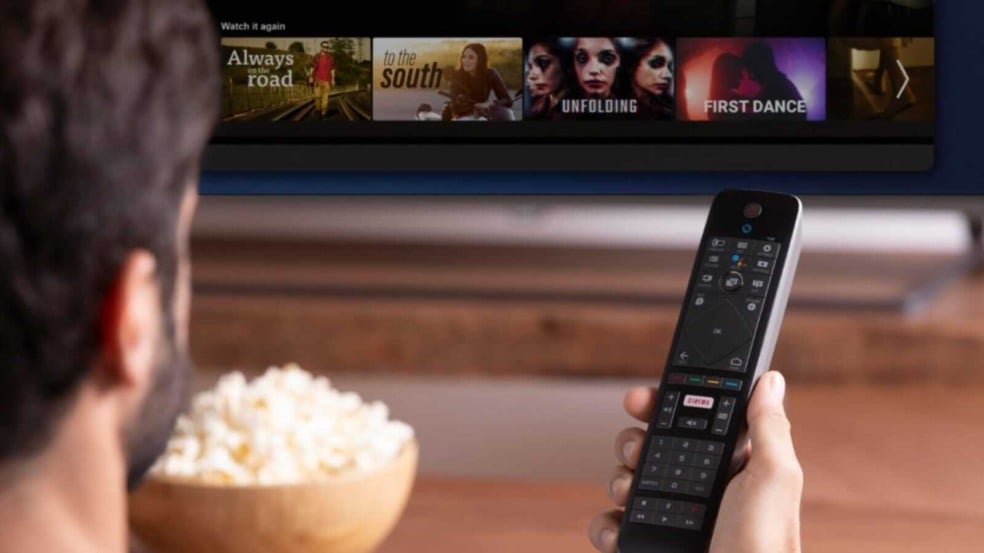 Homem com controle de TV na mão