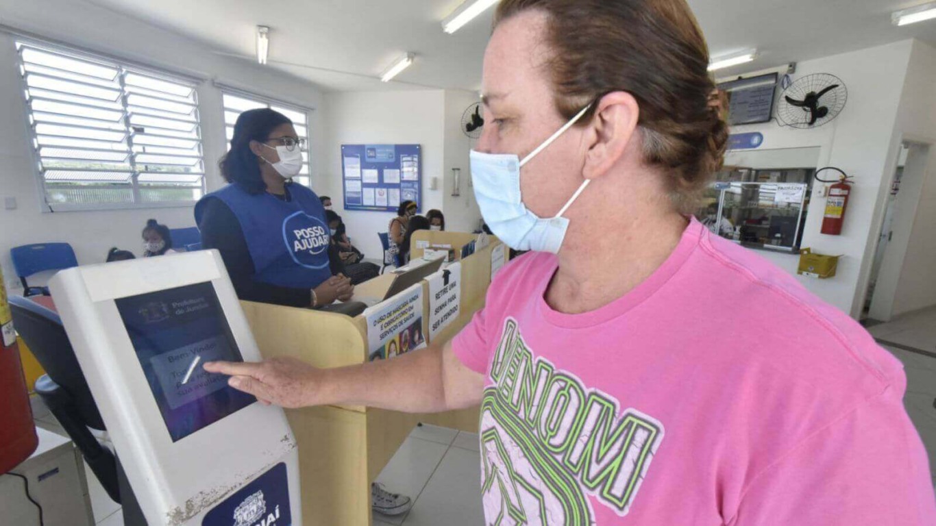 Mulher responde pesquisa em UBS de Jundiaí