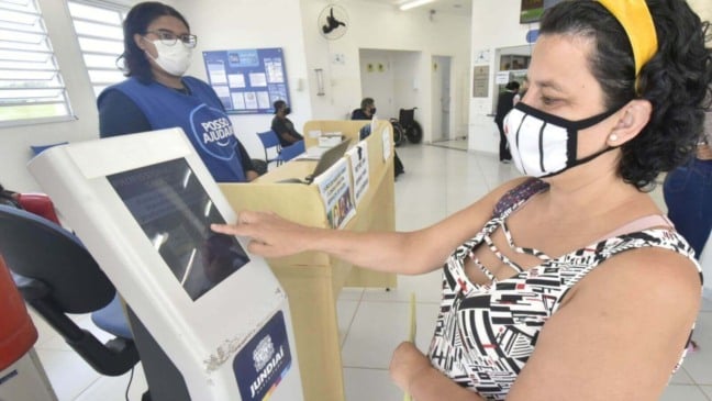 Mulher responde pesquisa em UBS de Jundiaí