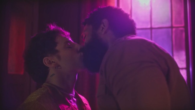 Beijo gay na novela Terra e Paixão