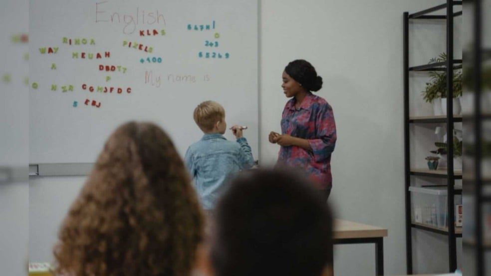 Professora explicando matéria aos seus alunos