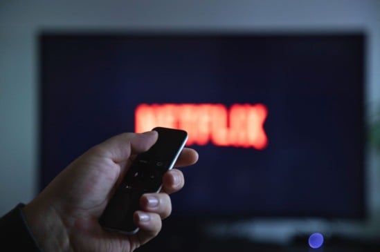 Pessoa acessando Netflix na TV