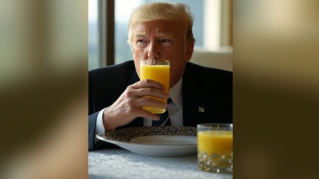 Trump tomando suco de laranja