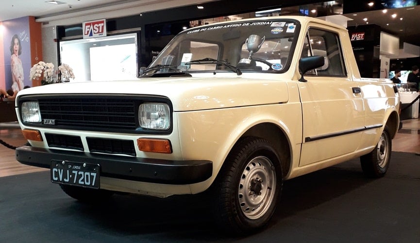 Foto de caminhonete branca dentro de shopping