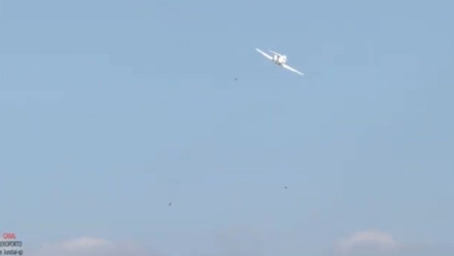 Momento em que o piloto desvia da ave (Foto: Reprodução trecho do vídeo “Aeroporto de Jundiaí-SP”)