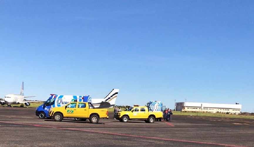 Piloto morre durante voo, copiloto assume comando do avião e faz pouso de emergência