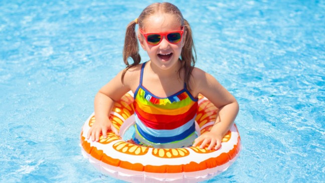 Criança na piscina