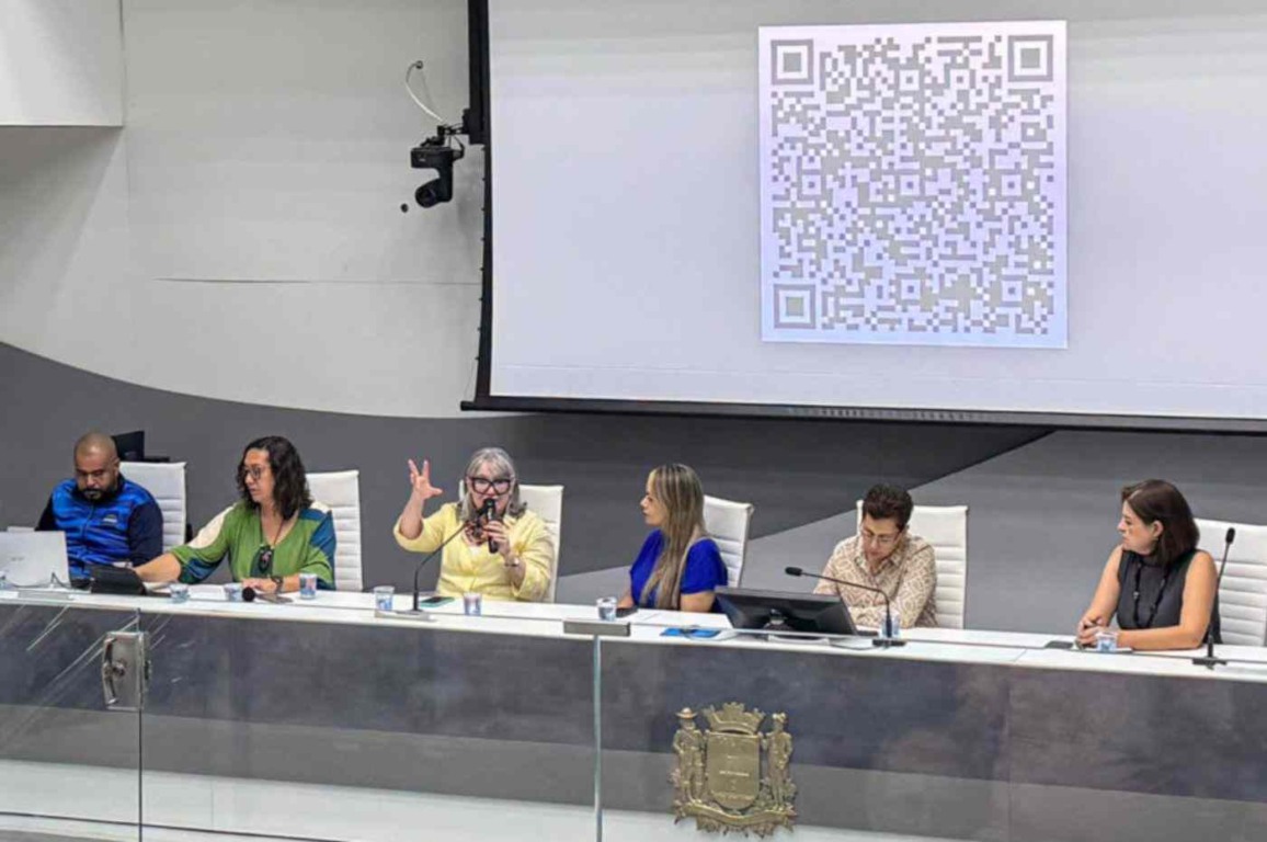 Mesa com representantes da Prefeitura de Jundiaí durante apresentação do Plano Municipal do Esporte na Câmara Municipal.