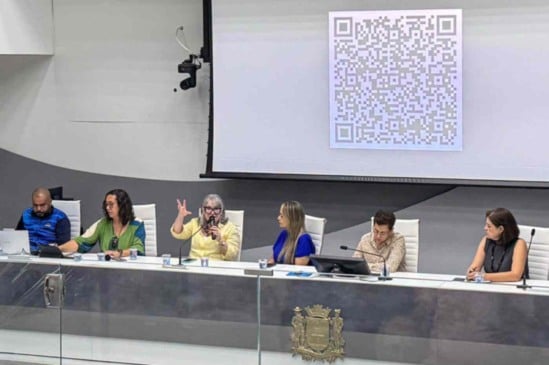 Mesa com representantes da Prefeitura de Jundiaí durante apresentação do Plano Municipal do Esporte na Câmara Municipal.