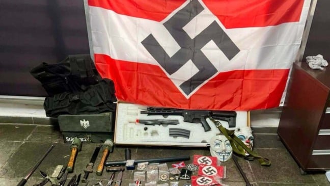 Polícia Civil apreende mais de 100 itens com simbologia nazista em condomínio