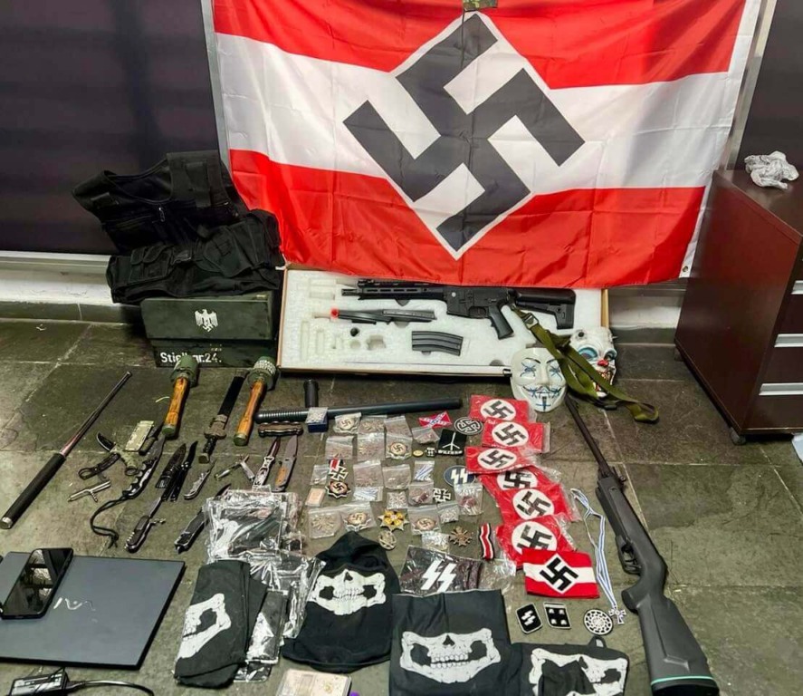 Polícia Civil apreende mais de 100 itens com simbologia nazista em condomínio