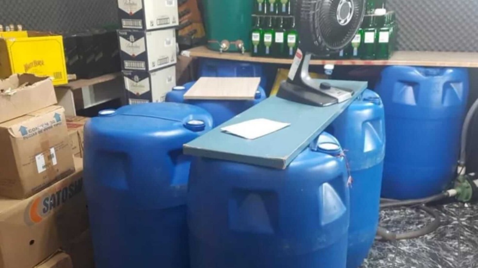 Galões de bebida falsificada encontradas em Jundiaí Galões de bebida falsificada encontradas em Jundiaí