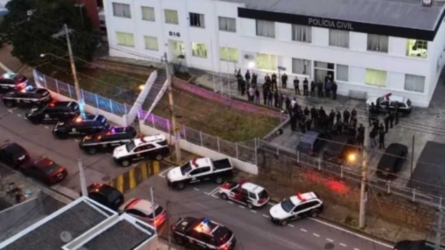 Policiais em frente à delegacia em Jundiaí