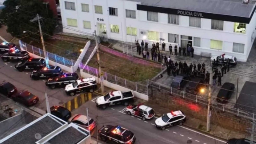 Policiais em frente à delegacia em Jundiaí