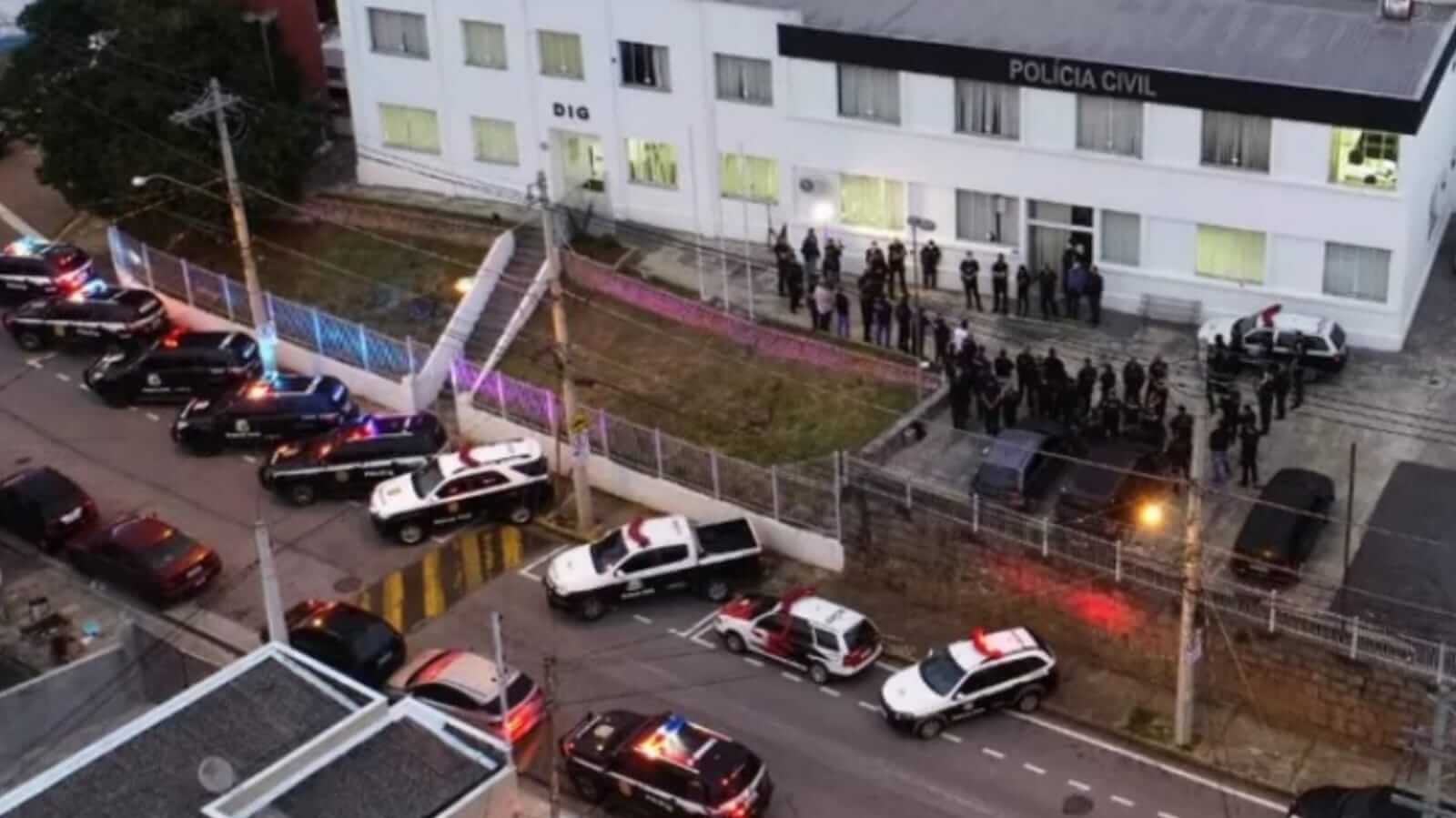 Policiais em frente à delegacia em Jundiaí
