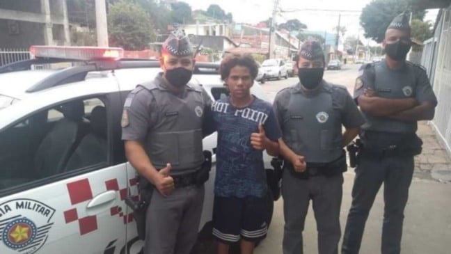 Policiais Militares junto de adolescente em Jundiaí