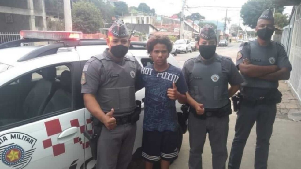 Policiais Militares junto de adolescente em Jundiaí
