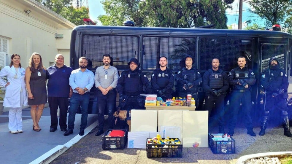 Policiais doam mais de 4 mil itens de arte para pacientes do Hospital São Vicente1