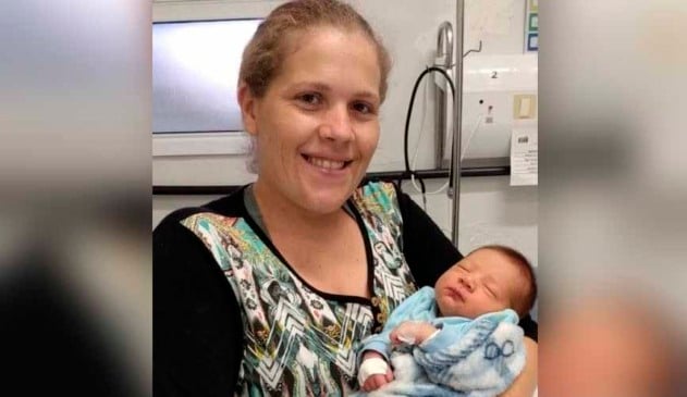 mãe com bebê no colo