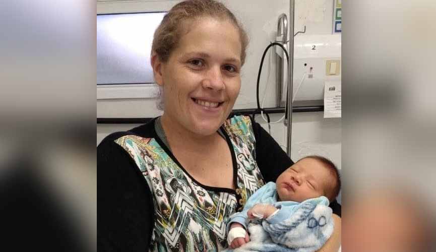 mãe com bebê no colo