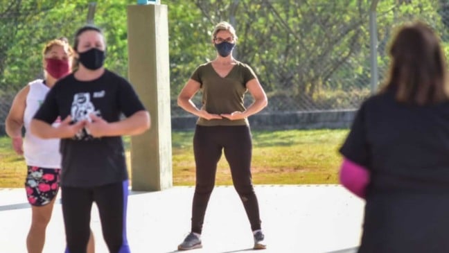 Jundiaienses fazendo exercício em quadra