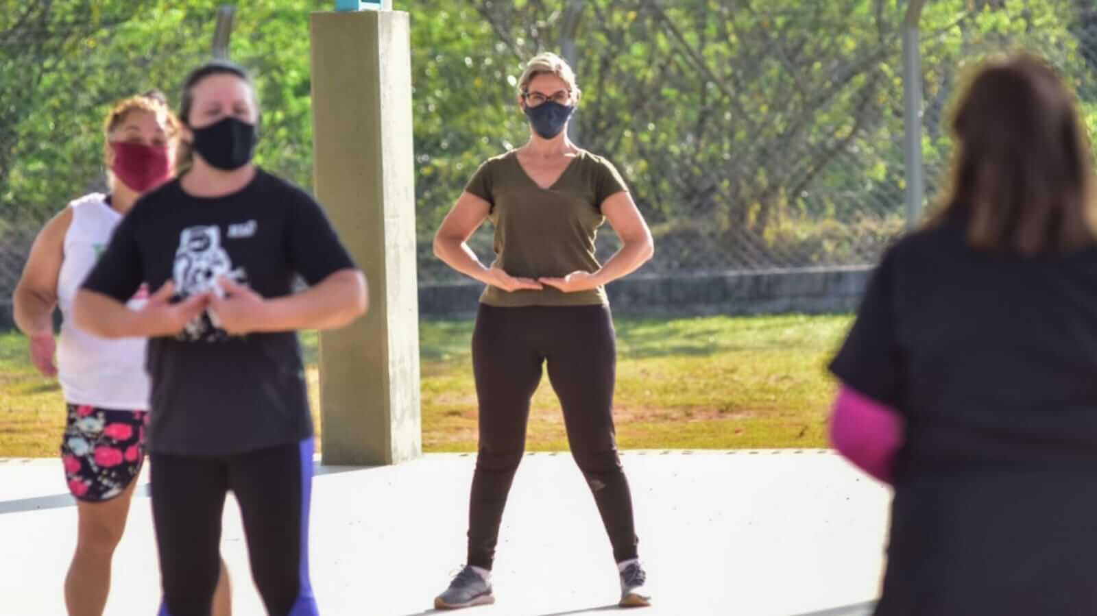 Jundiaienses fazendo exercício em quadra