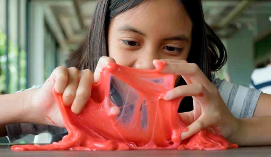 Por conta do bórax, slime caseiro pode ser tóxico para crianças