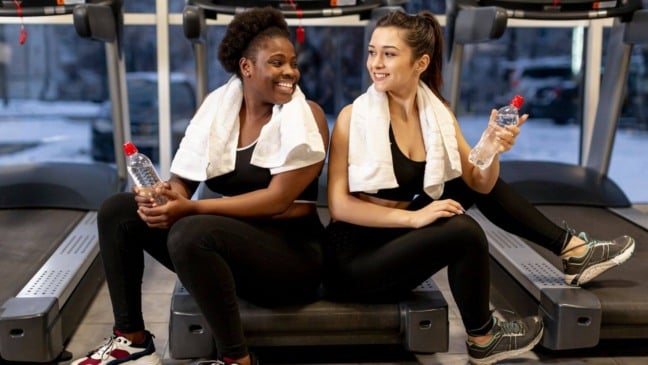 Mulheres em pausa na academia