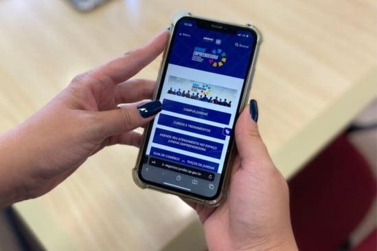 Tela de celular exibindo o portal Jundiaí Empreendedora, utilizado para consulta de vagas de emprego e serviços em Jundiaí.