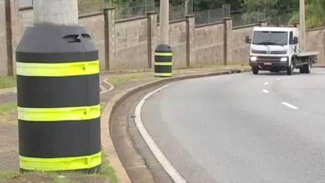 Postes são 'emborrachados' Jundiaí após alto número de acidentes (Foto: Reprodução/ TV TEM)