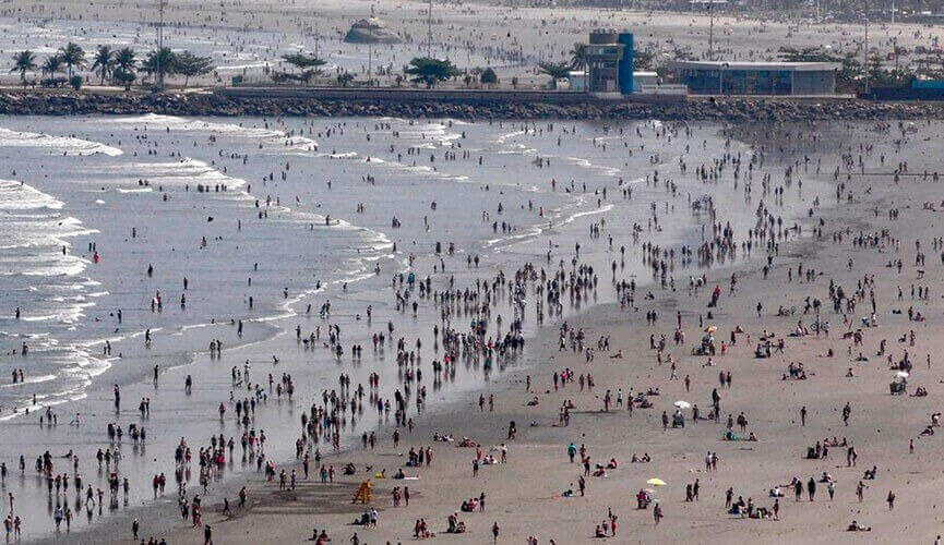 Aglomeração em praia do Litoral Paulista