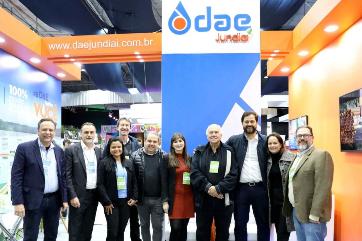 Prefeito Luiz Fernando Machado e a esposa, Vanessa Machado, visitaram o estande, ao lado de servidores e gestores. Foto: Prefeitura de Jundiaí Prefeito Luiz Fernando Machado e a esposa, Vanessa Machado, visitaram o estande, ao lado de servidores e gestores. Foto: Prefeitura de Jundiaí