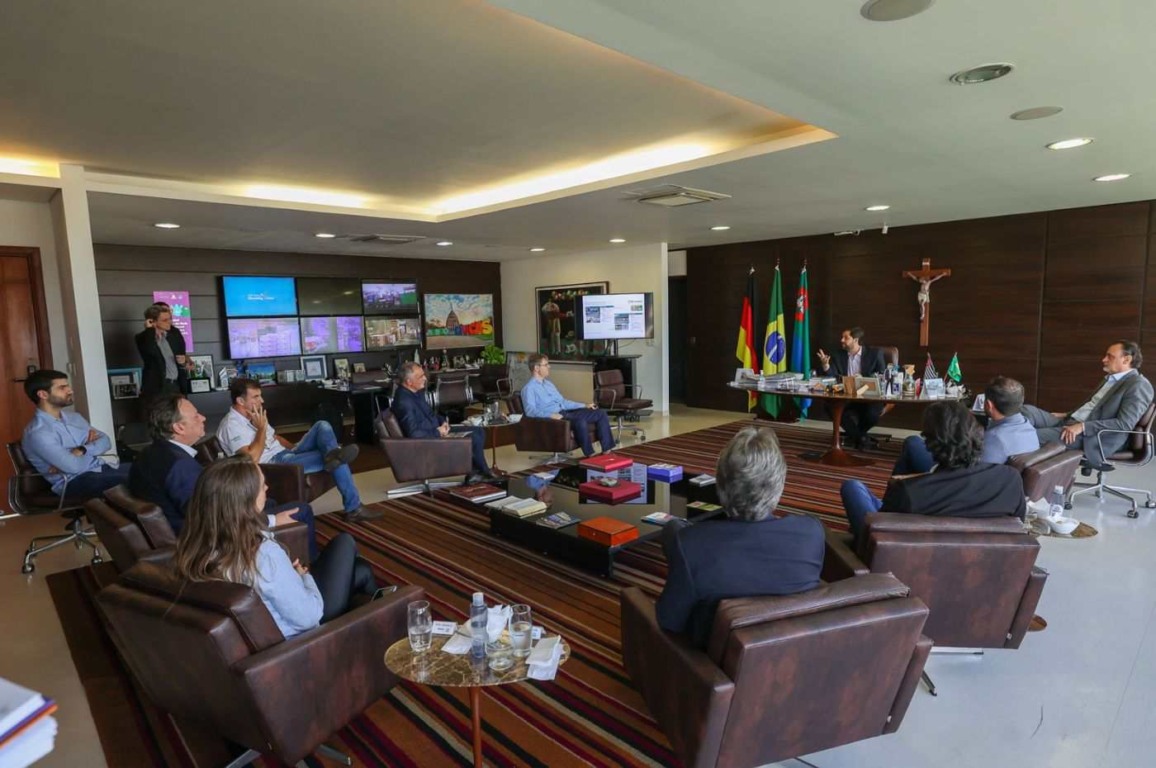 Prefeito Luiz Fernando Machado e gestores conversam com representantes da Schenker parceria sustentável em Jundiaí. Foto: Prefeitura de Jundiaí Prefeito Luiz Fernando Machado e gestores conversam com representantes da Schenker parceria sustentável em Jundiaí. Foto: Prefeitura de Jundiaí