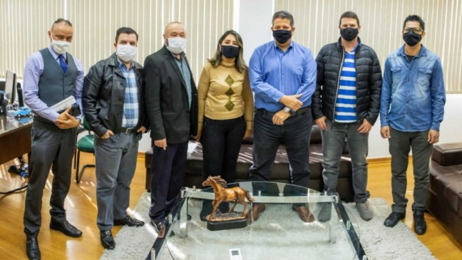 Prefeito Marcão Marchi em reunião com vereadores e líderes comunitários.