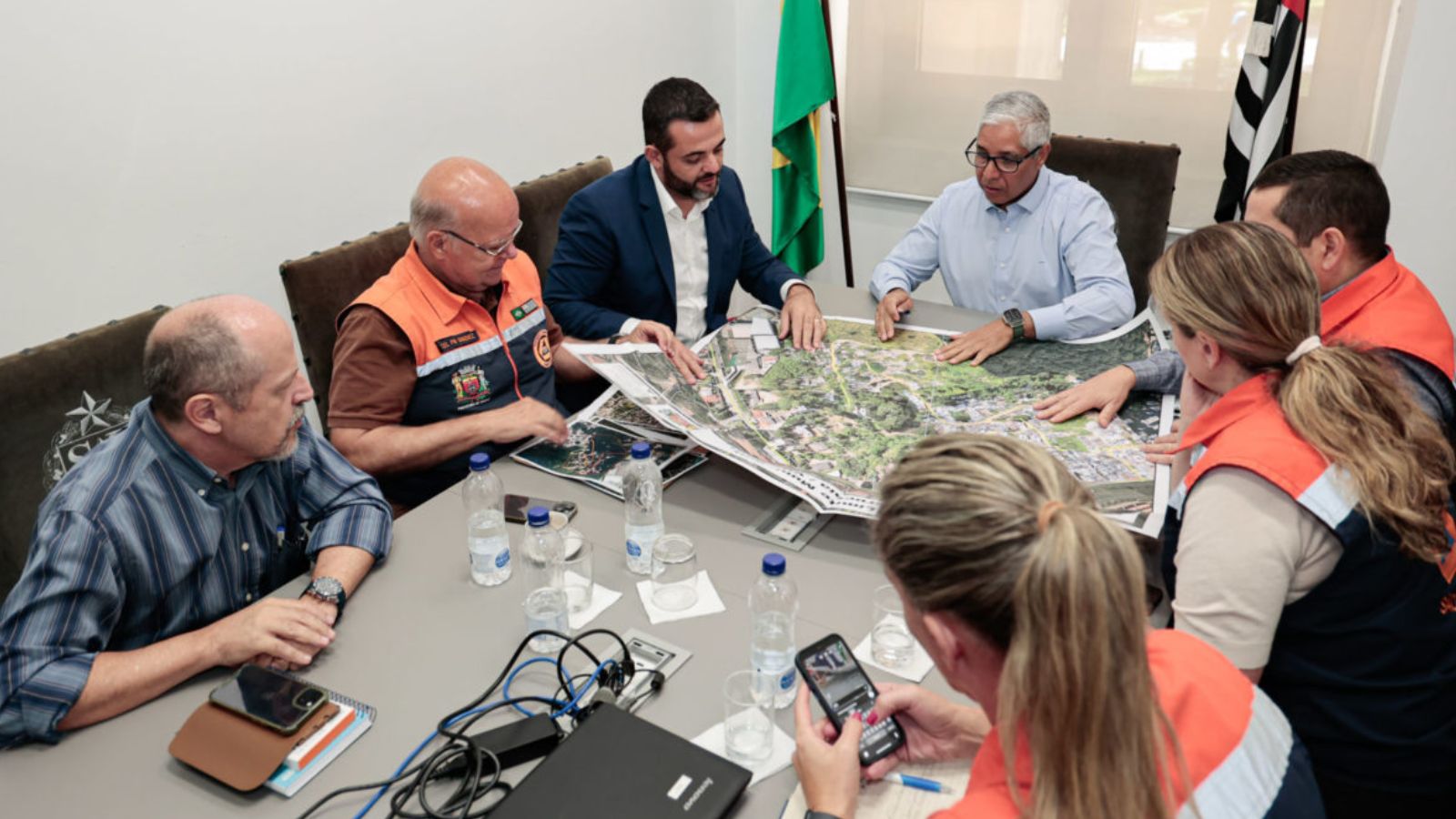 Prefeito de Jundiaí com autoridades da Defesa Civil