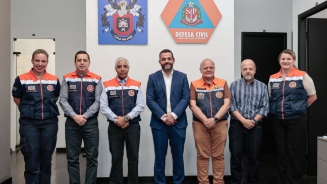 Prefeito de Jundiaí ao lado de autoridades da Defesa Civil