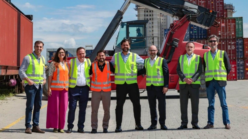 Gestores e representantes da empresa, durante visita ao setor de contêineres da empresa