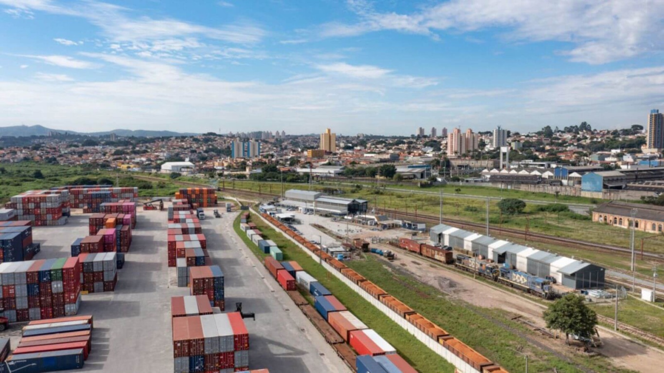 Área de 75 mil m² utiliza a malha ferroviária para escoamento dos contêineres: de Jundiaí para o Brasil
