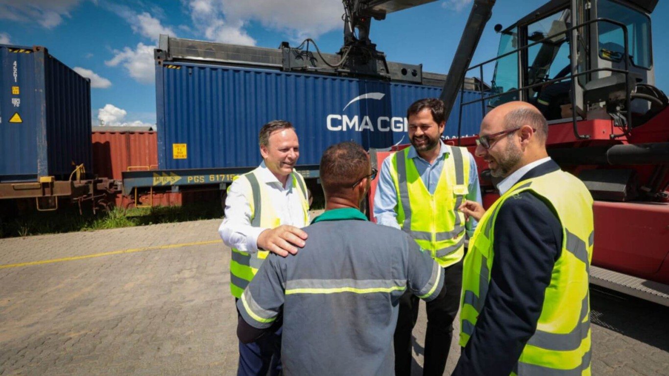 Prefeito Luiz Fernando e gestor José Antonio Parimoschi conversam com funcionário da empresa