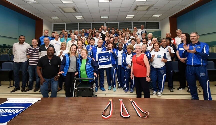 Prefeito recebe troféu