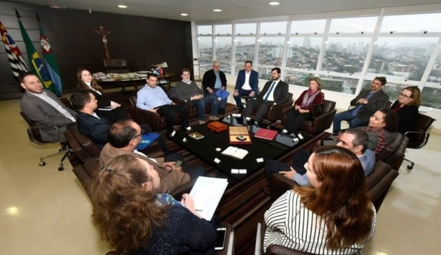 Prefeito de Jundiaí durante reunião